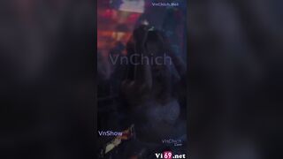 Chill chill với em trên bar rồi cho em người yêu threesome không bao với bạn
