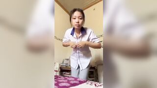 Được hôm bà chị cho móc mà thg e nhét cả bàn tay vào lồn đúng thg phá của