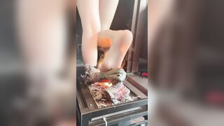 nhỏ chơi zữ thiệt! hơ lửa sưởi ấm bướm hả?