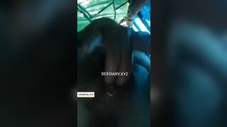 Em gái mới lớn nứng lồn quá trốn vào chòi lá thủ dâm cho bớt ngứa lồn