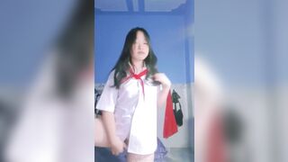 Con quàng khăn đỏ khoe lồn non lông mọc nưa thưa . Cosplay em học sinh