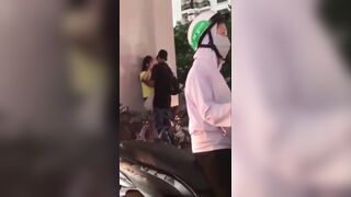 Hàng nghìn người nhìn 2 em địt nhau giữa đường