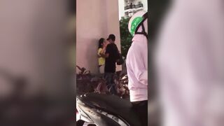 Hàng nghìn người nhìn 2 em địt nhau giữa đường
