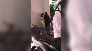 Hàng nghìn người nhìn 2 em địt nhau giữa đường