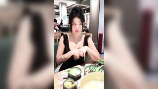Đang ăn thì bị nứng lồn, em gái mặt xinh hàng múp show tại quán ăn