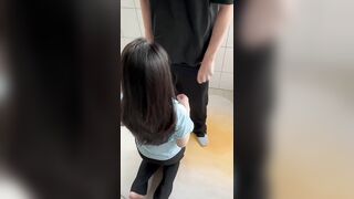 một tay hắn cầm vô lăng của xe, một tay hắn sờ bướm nhỏ ngồi cạnh!!!!!