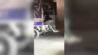 Cặp Đôi Địt Nhau Trên Xe Công An Phường Ngay Trên Đường Vì Quá Nứng 2