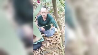 Bắt quả tang vợ nhà ai tằng tịu với trai già trong rừng