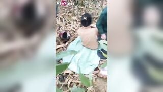 Bắt quả tang vợ nhà ai tằng tịu với trai già trong rừng