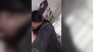 Thg a chim bé bắt con e, Mặt nó ngơ ngác ko biết bú cu là j vẫn pk bú