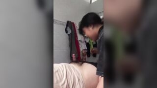 Thg a chim bé bắt con e, Mặt nó ngơ ngác ko biết bú cu là j vẫn pk bú