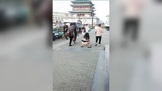 Trung Quốc: Vệ Sinh Cá Nhân Thì Về Nhà! Giữa Thanh Thiên Bạch Nhật Đi Đại Tiện!