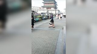 Trung Quốc: Vệ Sinh Cá Nhân Thì Về Nhà! Giữa Thanh Thiên Bạch Nhật Đi Đại Tiện!