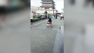 Trung Quốc: Vệ Sinh Cá Nhân Thì Về Nhà! Giữa Thanh Thiên Bạch Nhật Đi Đại Tiện!