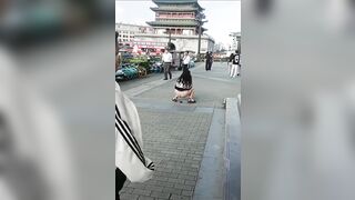 Trung Quốc: Vệ Sinh Cá Nhân Thì Về Nhà! Giữa Thanh Thiên Bạch Nhật Đi Đại Tiện!