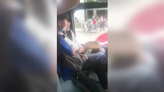 Clip Mò Vú Người Yêu Trên Xe Buýt Công Cộng Bị Quay Lại