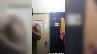 Baby chubby nứng lồn vừa tắm vừa call video thủ dâm P2
