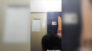 Baby chubby nứng lồn vừa tắm vừa call video thủ dâm P2