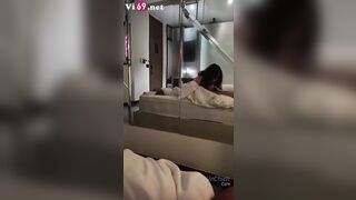 Em teen kính cận trong bộ đồ công sở, em bú cặc là hết bài sướng vl