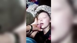 Súc vật bạn thân xem sex r bắn tinh vào mồm con bạn đang ngủ