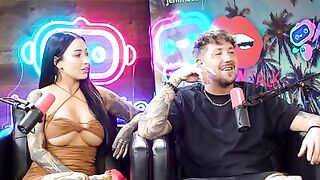 LILY PHILLIPS BAISE UNE PETITE PERSONNE EN DIRECT SUR PODCAST W _ WILLOW HARPER REGAR