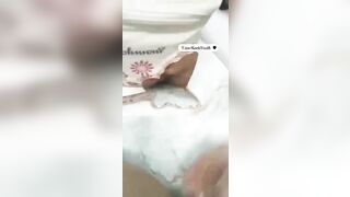 Em ngiu lấy bút lông thủ dâm