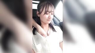 Siêu phẩm thanh niên lén bóp vú GVCN trên oto sướng vl ra