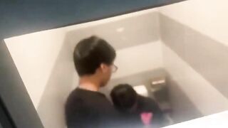 Cặp đôi bắn súng nước trong WC