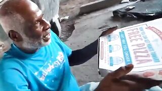Độc lạ, Khoả thân phát bánh  PIzza cho người vô gia cư sờ lồn bóp vú