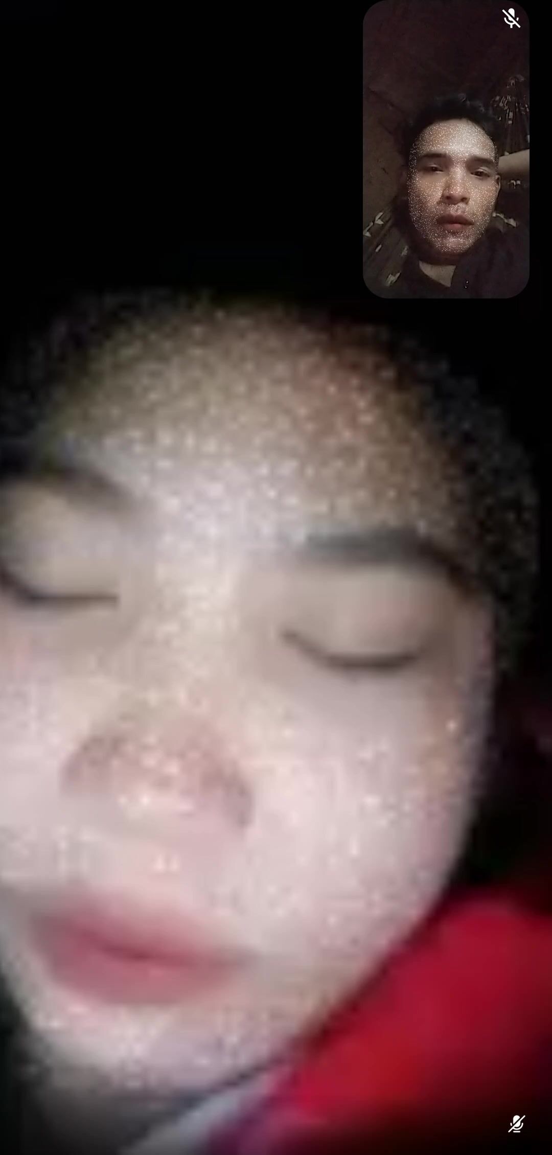 Thùy Minh show ngực với bạn trai