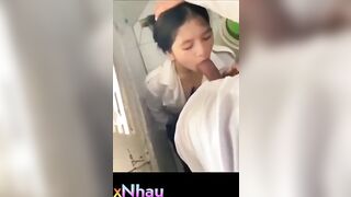 Phát hiện em học sinh cùng thanh niên trong nhà vệ sinh