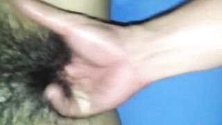 Nhét cả bàn tay vào lồn mẹ vợ. Lồn nhoe nhoét nước
