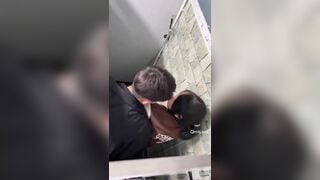 Phát hiện đôi học sinh đị nhau trong TTTM bị phát hiện và cái kết