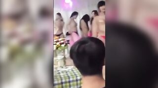 Đám cưới thuê gái về nhảy khoả thân cho khách xem