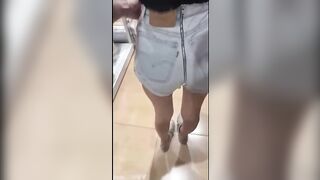 Gặp con đĩ Khánh vi show trong siêu thị gạ gẫm đi địt luôn em nó dâm