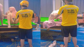 Gái Xinh Em Nhân Viên Quán Bida Gọi Anh Shipper Tới Thủ Dâm