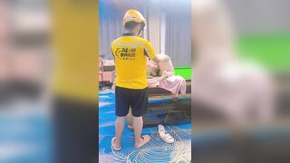 Gái Xinh Em Nhân Viên Quán Bida Gọi Anh Shipper Tới Thủ Dâm