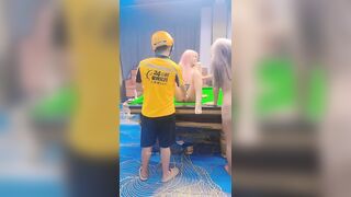Gái Xinh Em Nhân Viên Quán Bida Gọi Anh Shipper Tới Thủ Dâm