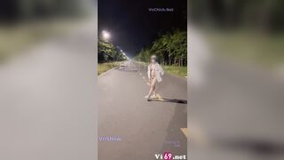 Em nghiện public phô dâm cởi đồ khỏa thân chở anh đi dạo buổi tối