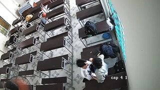 Hai em học sinh cấp 3 lén địt nhau trong lớp