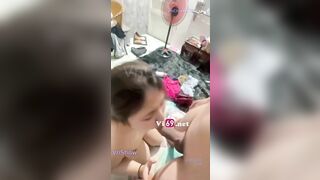Cây hàng to hơn cổ tay mà em cho vào miệng mút ngon lành