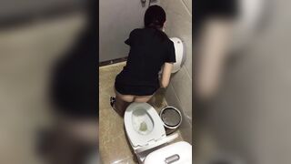 Quay lén WC văn phòng 4