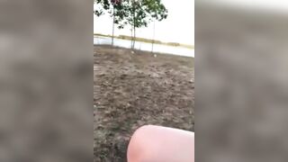 Ra ngoài bờ hồ địt con bồ lồn múp dâm đãng