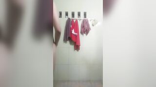Đi cắm trại thanh niên bị thằng bn chơi mất dạy đặt camera quay lén khi đang tắm