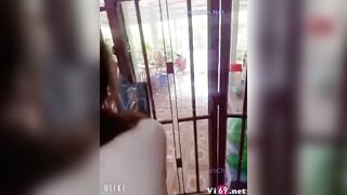 Làm tình với em ở giữa nhà còn mở cửa cho hàng xóm xem