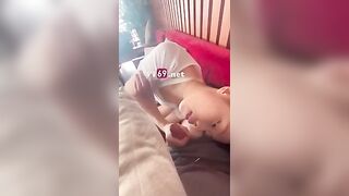 Ở quán cà phê mà em bú cu tự nhiên như ở nhà biết anh quay còn cười