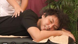 Cặp vợ chồng biến thái không mặc quần lót đi massage với Chồng