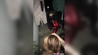 Mang cây hàng vừa to vừa dài làm tình ở sân xóm trọ em sướng mà không dám rên to