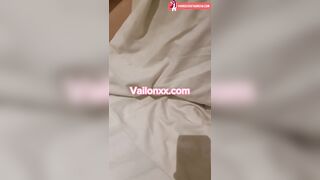 Nửa đêm vạch vú con chị ra lén địt đang cởi áo vú thì bị phát hiện