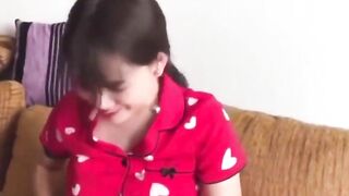 Dạy vắt sữa mà nhìn vú ngon quá muốn uống
